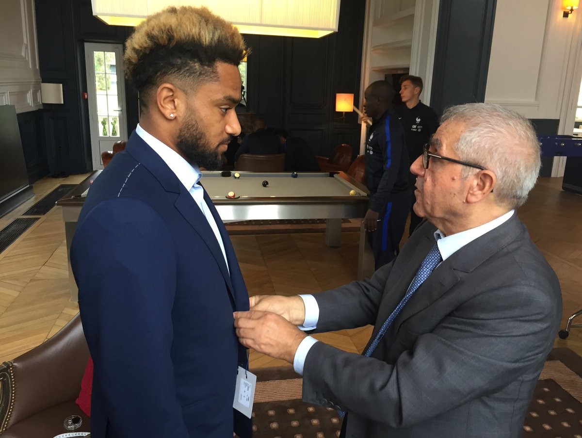 Claude Puel diện vest lịch lãm, chờ nối dài 