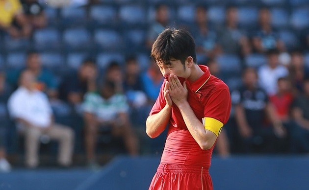 Xuân Trường ôm mặt tiếc nuối khi U23 Việt Nam phải tranh hạng Ba - Bóng Đá