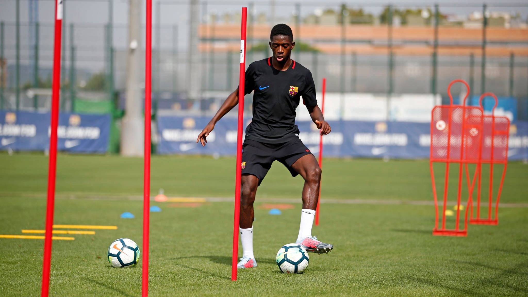 Dembele vã mồ hôi trong buổi tập đầu tiên tại Barcelona - Bóng Đá