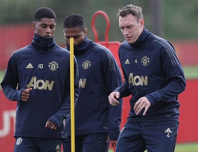 Mặt sân Wembley bị xới tung, Pep Guardiola có lo lắng? - Bóng Đá