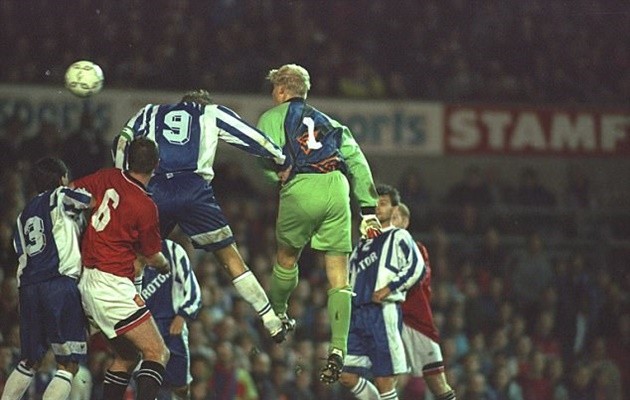 10 thủ môn nổi tiếng vì những bàn thắng vỡ tung cầu trường - Bóng Đá