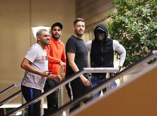 Mahrez khiêu khích Mourinho trước ống kính phóng viên - Bóng Đá