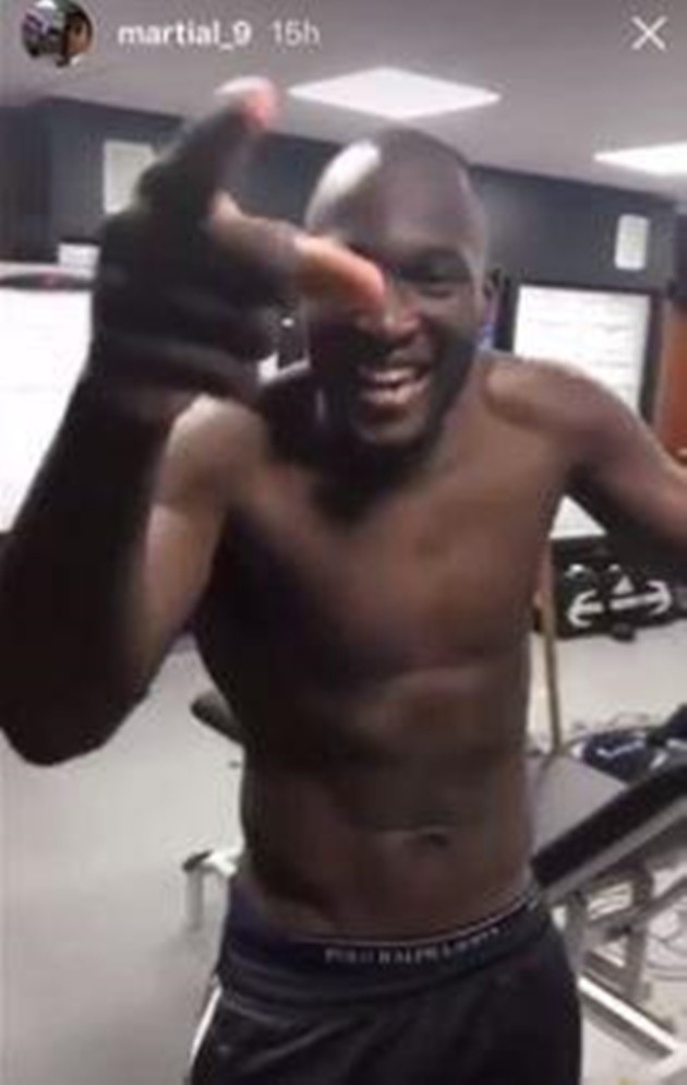 Vừa tạo siêu phẩm, Mahrez đã lao đầu vào tập chạy - Bóng Đá