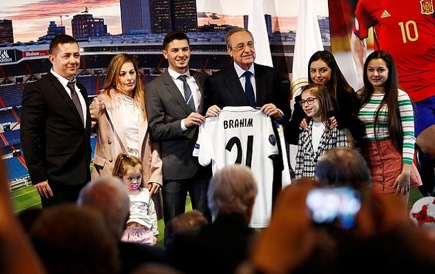 Tân binh đầu tiên ra mắt Real, Benzema có người chia lửa - Bóng Đá