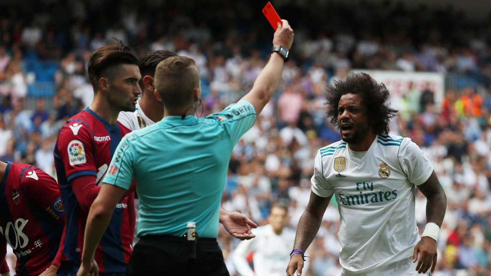 Đồng đội lên tuyển, Diego Costa nốc bia trong ngày sinh nhật buồn - Bóng Đá