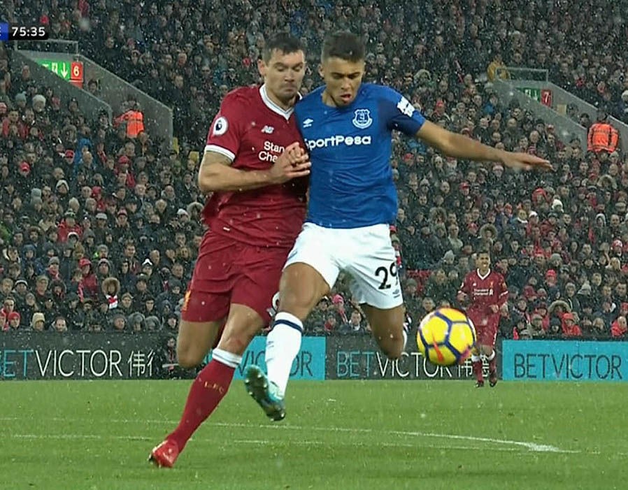 TRANH CÃI: Man City bị trọng tài xử ép? - Bóng Đá