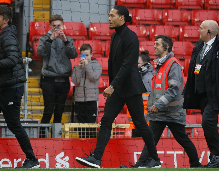 Ảnh Van Dijk có mặt ở Anfield - Bóng Đá