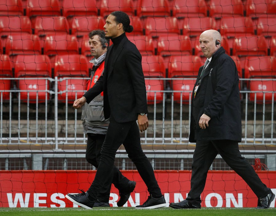 Ảnh Van Dijk có mặt ở Anfield - Bóng Đá
