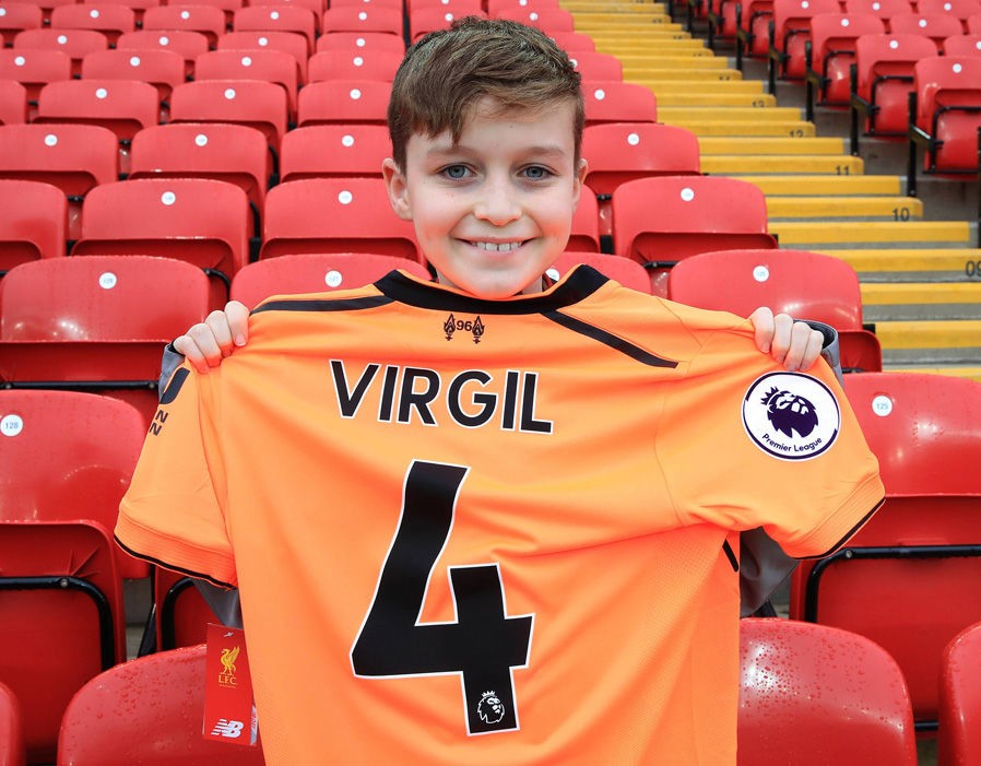 Ảnh Van Dijk có mặt ở Anfield - Bóng Đá