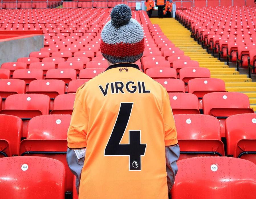 Ảnh Van Dijk có mặt ở Anfield - Bóng Đá