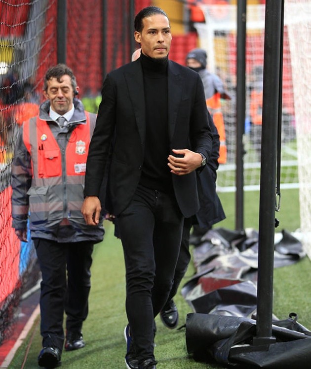 Ảnh Van Dijk có mặt ở Anfield - Bóng Đá