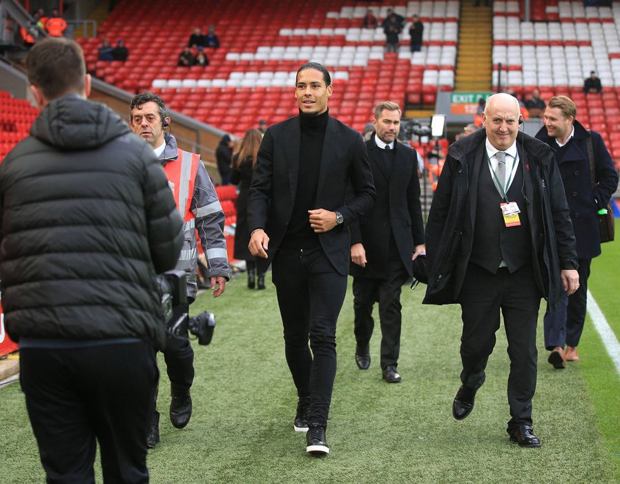 Ảnh Van Dijk có mặt ở Anfield - Bóng Đá