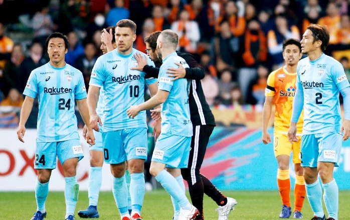 Podolski và Iniesta choảng nhau tại Nhật - Bóng Đá
