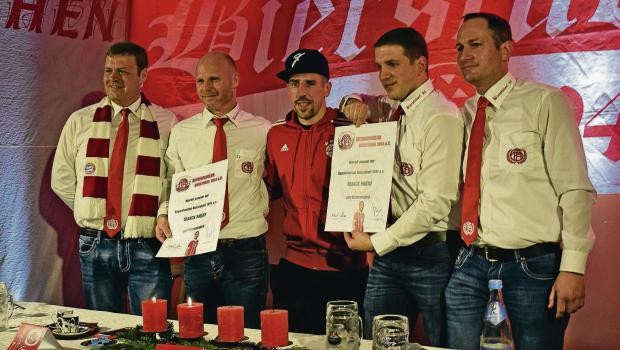 Ribery được fan vây kín ngày trở lại - Bóng Đá
