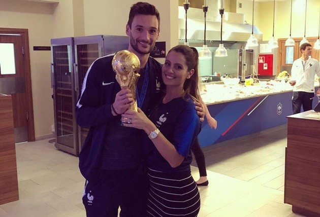 Lloris đi ăn với vợ - Bóng Đá