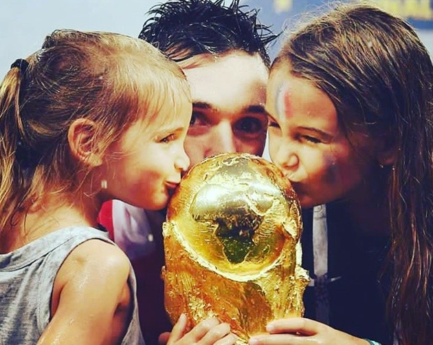 Lloris đi ăn với vợ - Bóng Đá