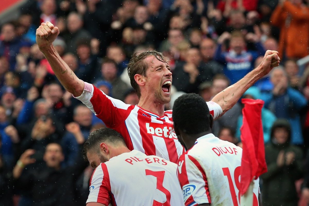 'Sếu vườn' Peter Crouch chính thức gia nhập hội kỷ lục gia tại NHA - Bóng Đá