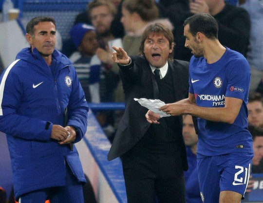 Conte trao 'thư tay' cho học trò trong đêm giông bão - Bóng Đá