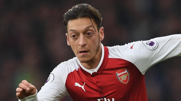 Mourinho khiến NHM 'đứng ngồi không yên' khi được hỏi về Mesut Ozil - Bóng Đá