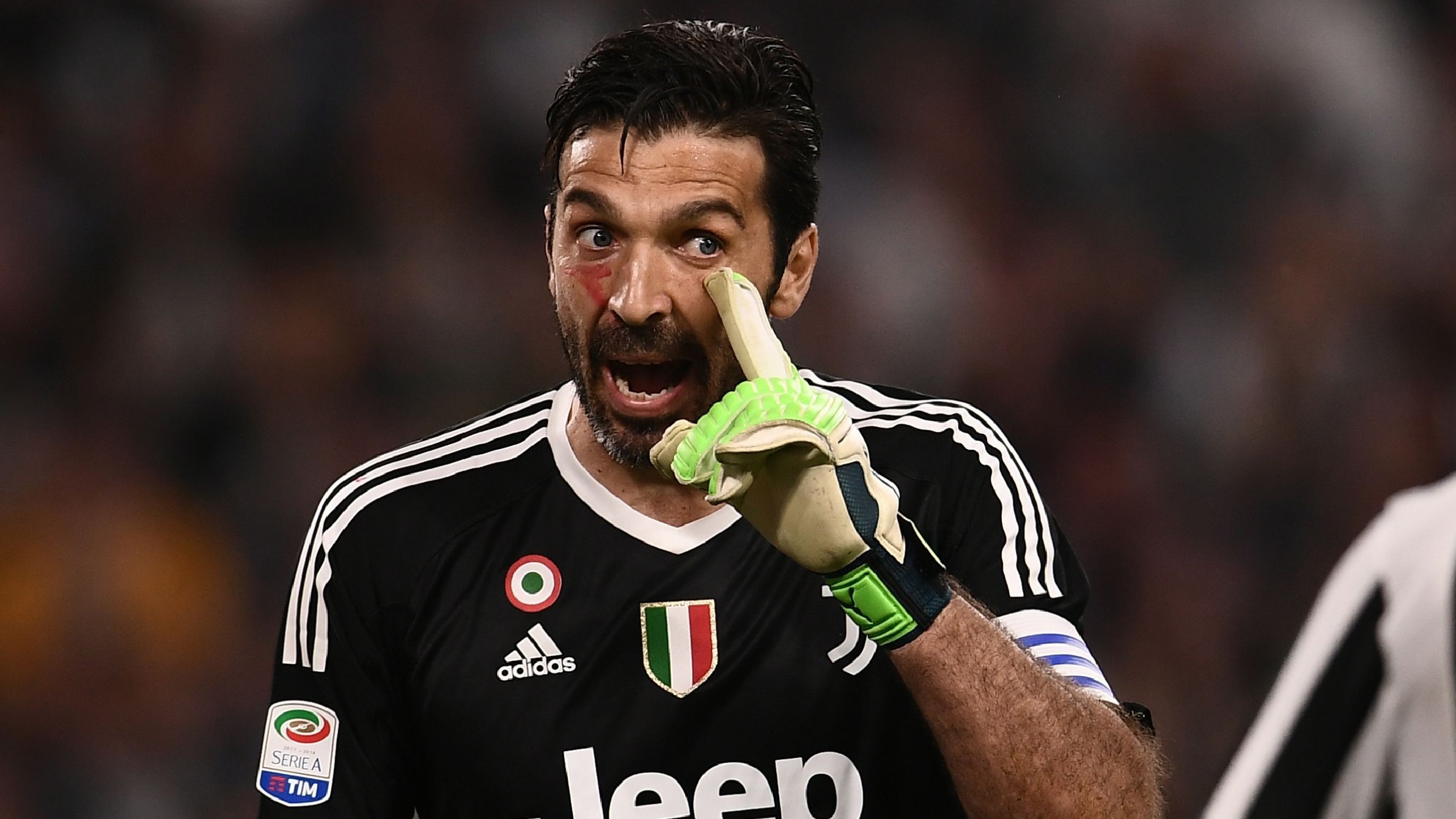 Buffon nổi điên khi bị đẩy lên ghế dự bị tại PSG - Bóng Đá