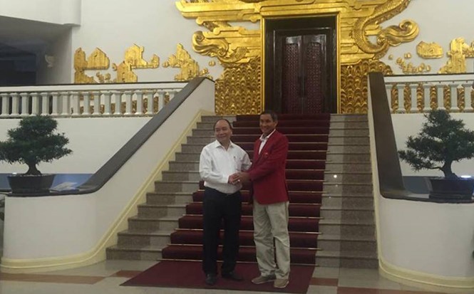 Các nhà vô địch SEA Games vinh dự nhận quà trực tiếp từ Thủ tướng Nguyễn Xuân Phúc - Bóng Đá