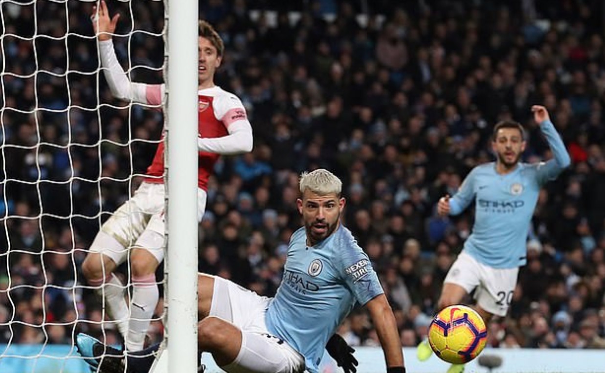 Aguero thừa nhận 'ăn gian' để thắng Arsenal - Bóng Đá