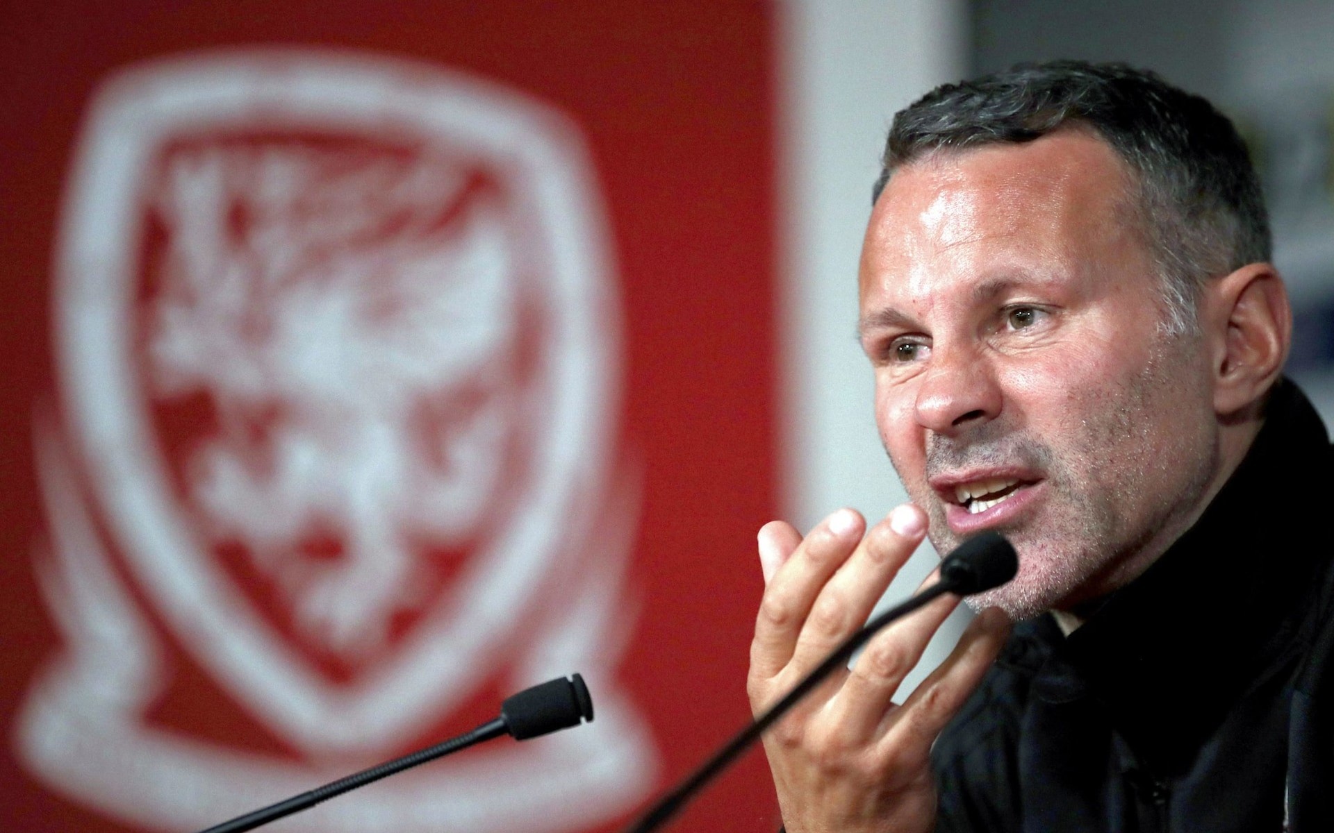 Thảm bại, Giggs 'hóa' Sir Alex 'sấy' cả tuyển Xứ Wales - Bóng Đá