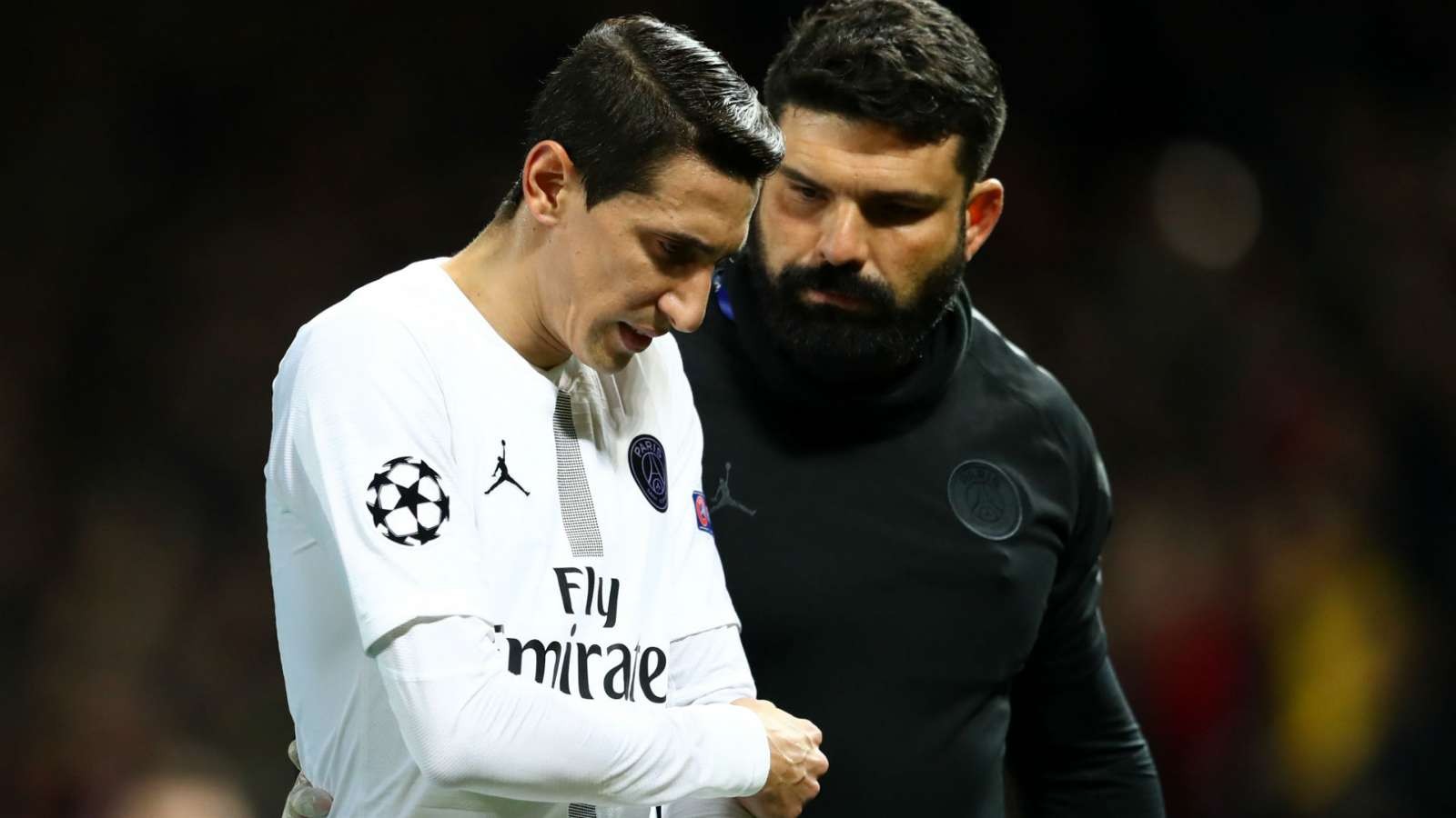 UEFA vào cuộc vụ CĐV Man Utd 'ném chai' người cũ - Bóng Đá