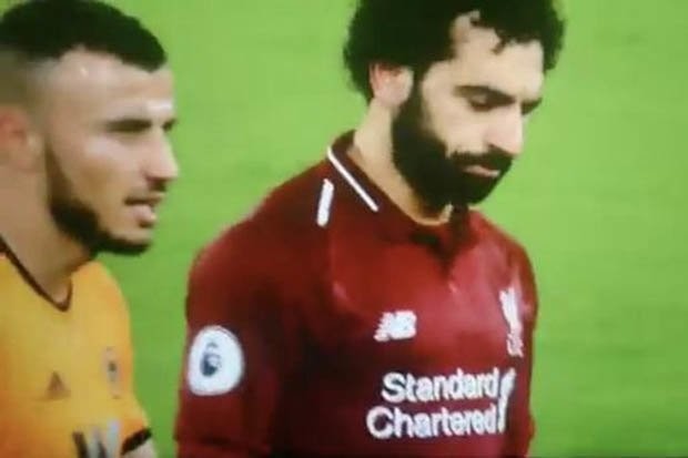 Sao Wolves bị ném đá vì một hành động với Salah - Bóng Đá