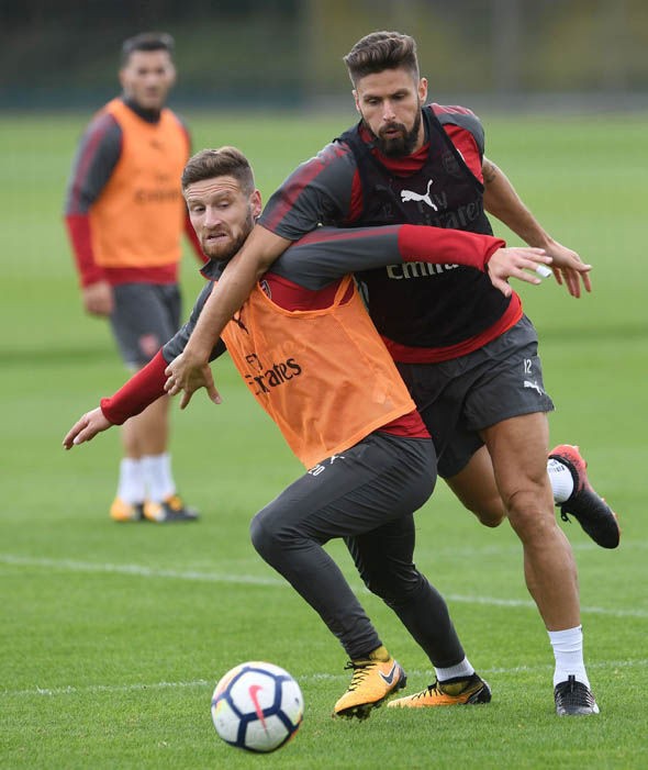 Lập siêu phẩm, Xhaka vẫn khiến NHM 