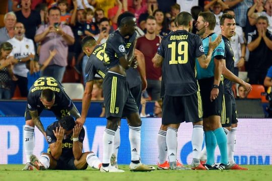 Nhận thẻ đỏ, Cristiano Ronaldo khóc như một đứa trẻ  - Bóng Đá