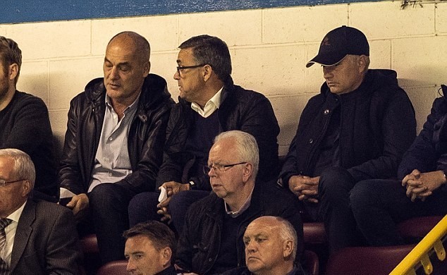 4 cầu thủ Tottenham bất lực nhìn Mahrez làm 