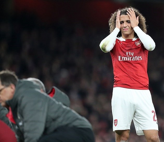 Granit Xhaka nổi đóa sau khi bị Lacazette 