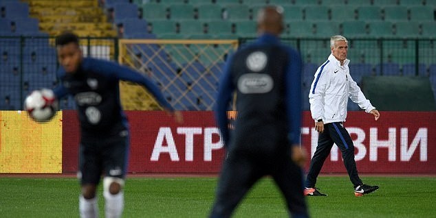 Griezmann cùng tuyển Pháp tập bóng rổ, Paul Pogba có ngứa tay? - Bóng Đá