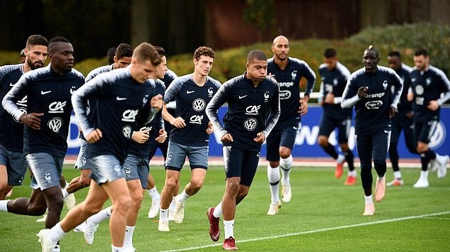 Kylian Mbappe liên tục pha trò - Bóng Đá