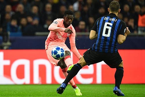 Không thể ngồi yên, HLV Emery vào sân tranh bóng với Ozil - Bóng Đá
