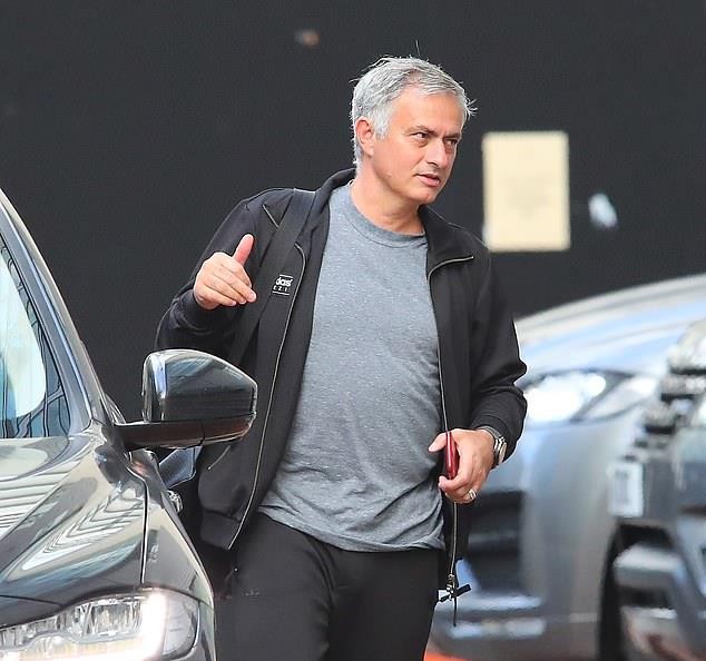 Trọng tài tai tiếng bắt trận Chelsea - Man Utd - Bóng Đá