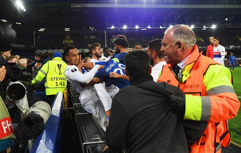 CĐV Everton bồng con nhỏ đánh cầu thủ Lyon - Bóng Đá