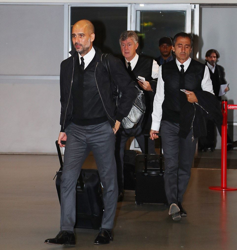 Dàn sao Man City mặc đồ cực chất đến Italia - Bóng Đá