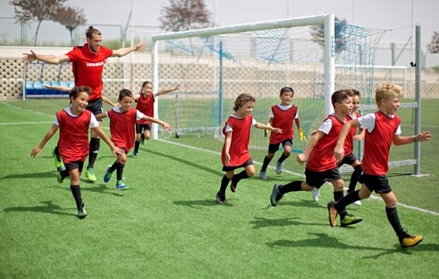 Bale trẻ ra chục tuổi khi chơi bóng cùng các cầu thủ nhí - Bóng Đá