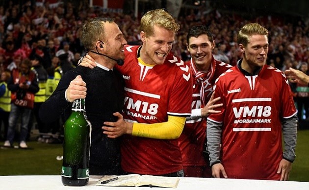 Được dự World Cup, Đan Mạch cho BLV tắm trong... bia - Bóng Đá