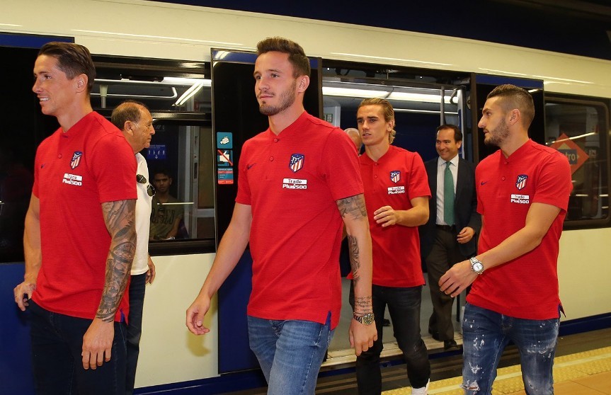 Dàn sao Atletico thích thú cùng nhau đi tàu điện - Bóng Đá