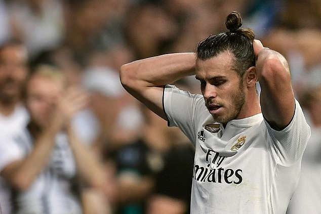 Trận đấu ở Europa League bị gián đoạn vì 