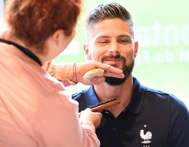 Giroud tút lại vẻ đẹp trai trong ngày lên tuyển Pháp - Bóng Đá