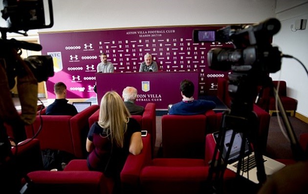 Vượt rào an ninh, fan nhí vào tận sân ôm bằng được Messi - Bóng Đá