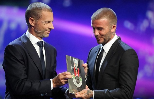 Bà xã David Beckham khoe ngực lấp ló bên cạnh chồng - Bóng Đá