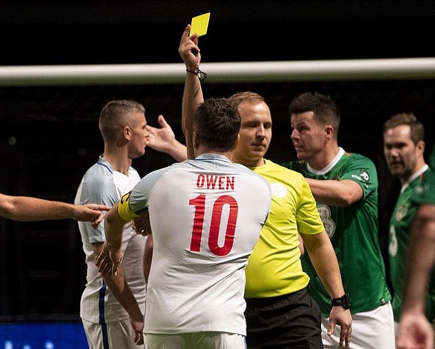 NÓNG: Cựu sao Man Utd ẩu đả ngay trên sóng truyền hình - Bóng Đá