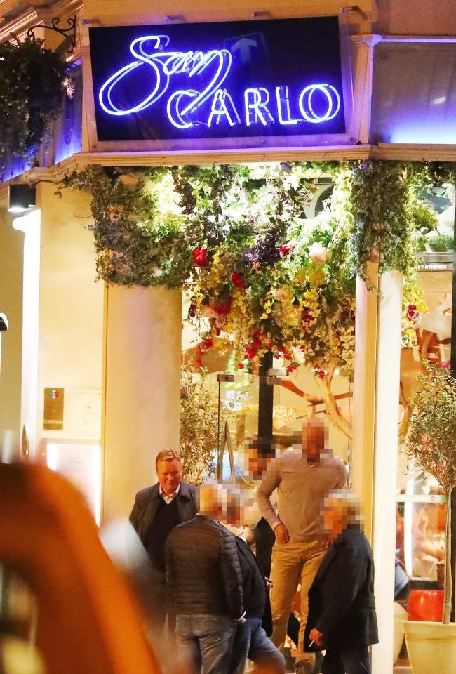 Dưới áp lực sa thải, Koeman vẫn thỏa mái dạo phố - Bóng Đá