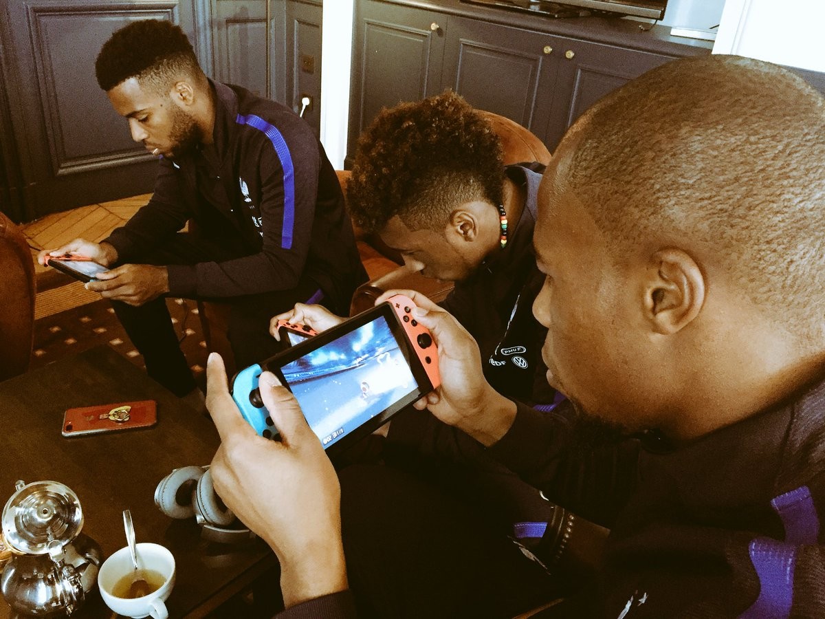 Claude Puel diện vest lịch lãm, chờ nối dài 