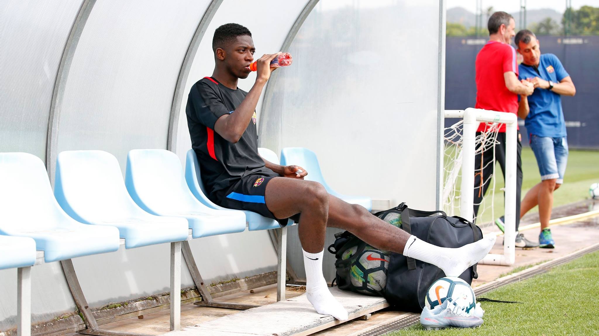 Dembele vã mồ hôi trong buổi tập đầu tiên tại Barcelona - Bóng Đá